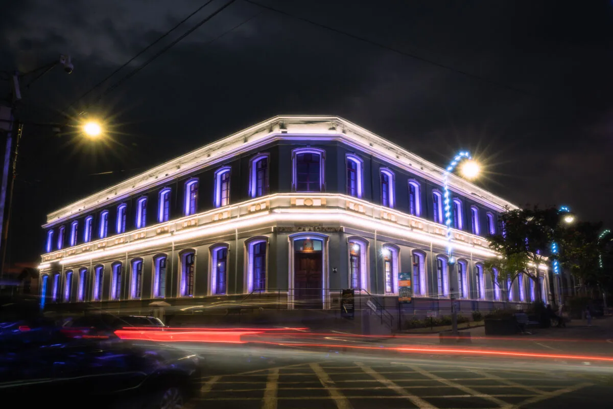 El Centro Cultural Herediano Omar Dengo iluminado de noche
