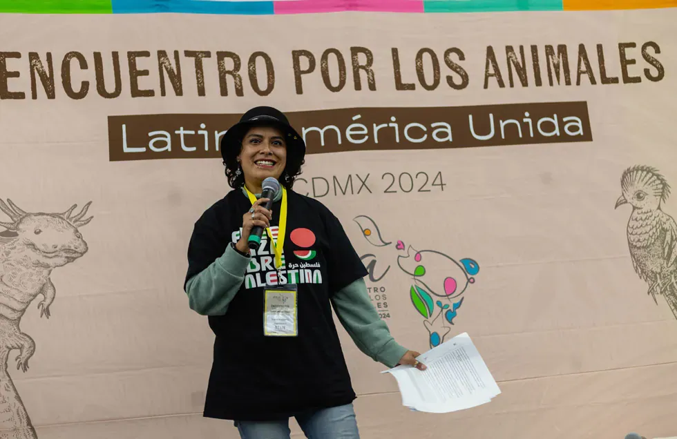 Integrante del equipo habla en el escenario de EXA CDMX 2024