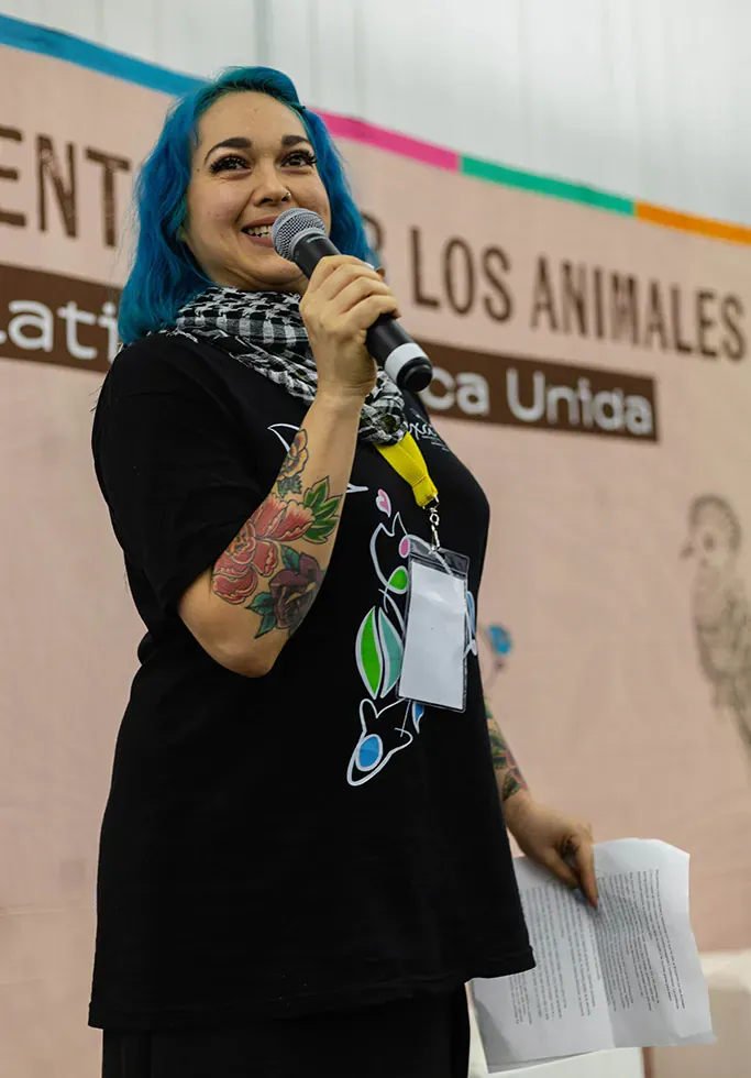 Integrante del equipo habla con micrófono en el escenario de EXA CDMX 2024
