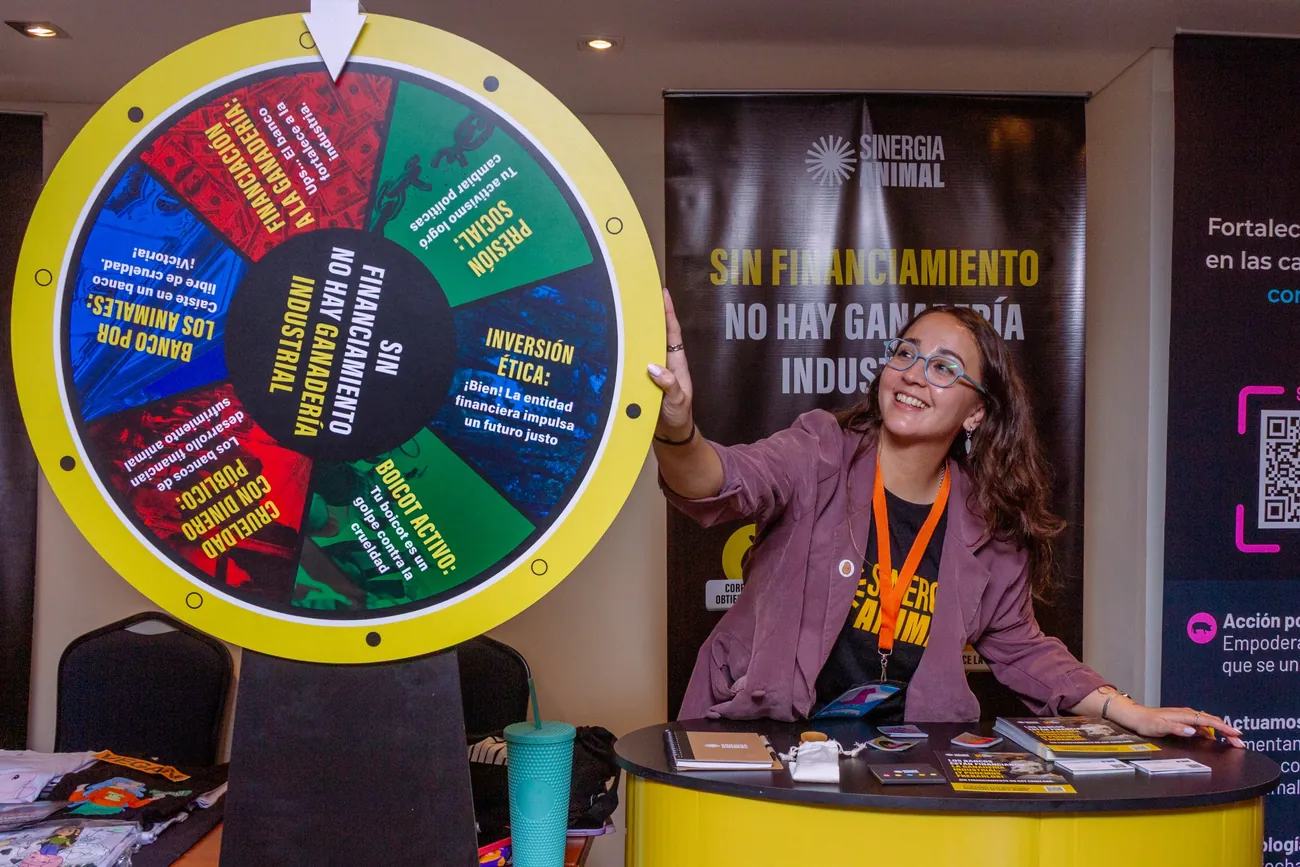 Integrante de una organización en su stand de la feria de EXA