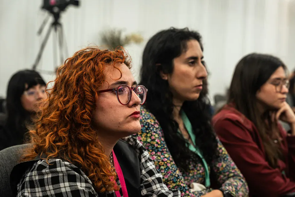 Participantes escuchan con atención una charla