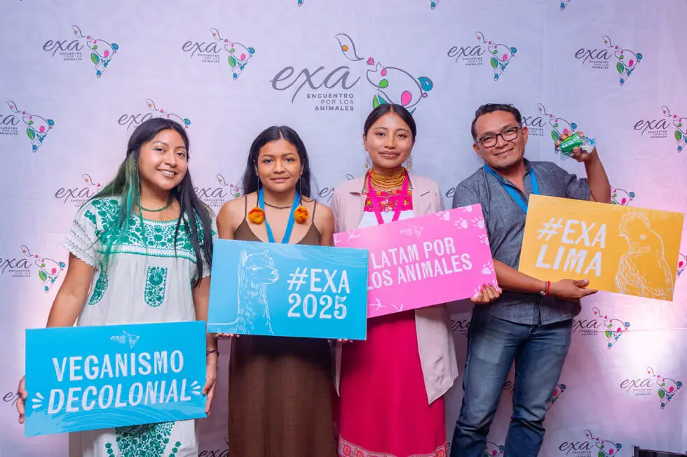 Participantes posan con carteles de Veganismo decolonial y #EXA Lima