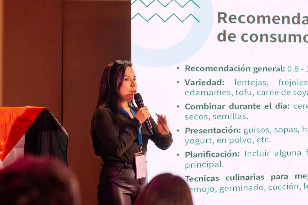 Ponente presenta recomendaciones de alimentación vegetal